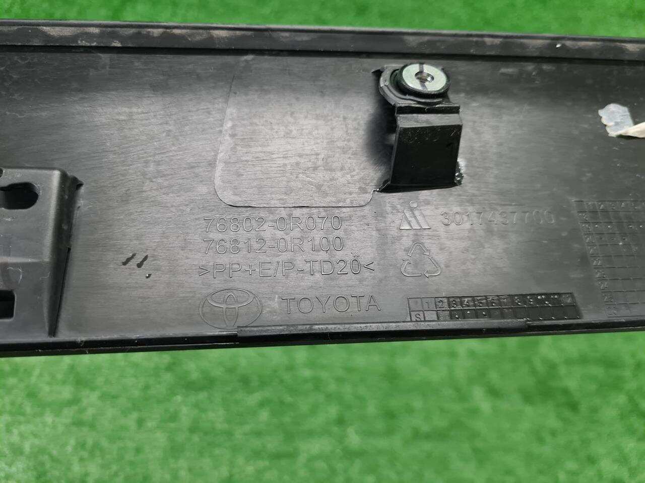 Накладка крышки багажника нв TOYOTA RAV 5 XA50 (2018-Н.В.) 768020R070 0000006358105